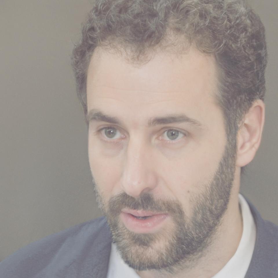 Maya Sari - Pendiri Viorae sedang merancang karangan bunga personal