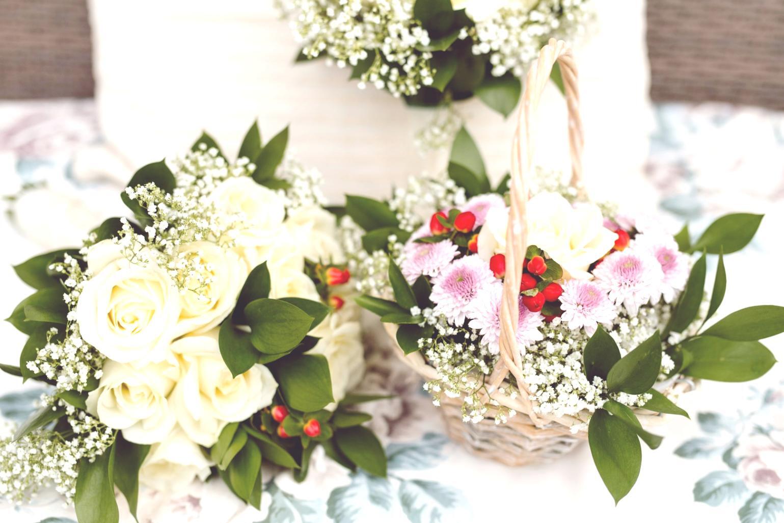 Proses konsultasi personal untuk mendesain buket bunga yang sesuai dengan cerita unik setiap klien