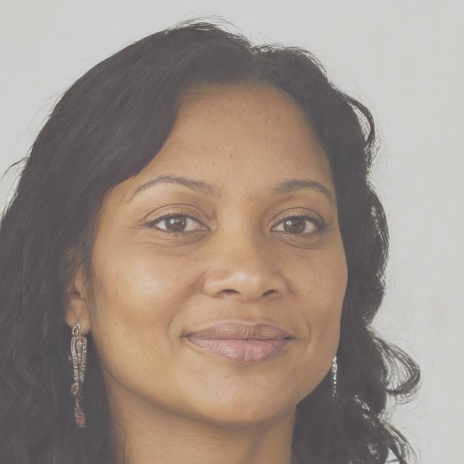 Foto profil klien yang memberikan testimoni tentang pengalaman layanan pembuatan buket custom